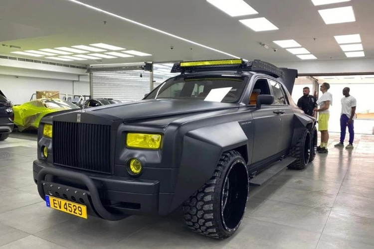 Cụ thể, chiếc Rolls-Royce Phantom độ 6 bánh độc nhất vô nhị này được rao bán với giá 5,2 triệu USD (tương đương 127 tỷ đồng). Mức giá này cao hơn 16,5 lần so với giá của chiếc Rolls-Royce Phantom nguyên bản được anh mua vào năm 2005.