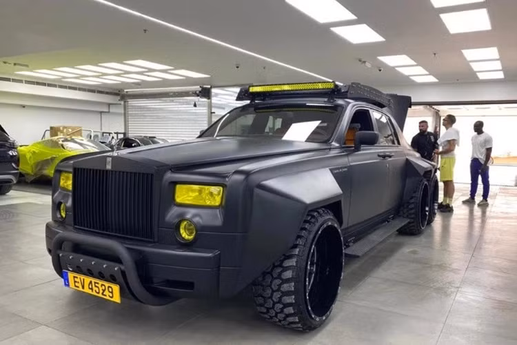 Cụ thể, chiếc Rolls-Royce Phantom độ 6 bánh độc nhất vô nhị này được rao bán với giá 5,2 triệu USD (tương đương 127 tỷ đồng). Mức giá này cao hơn 16,5 lần so với giá của chiếc Rolls-Royce Phantom nguyên bản được anh mua vào năm 2005.