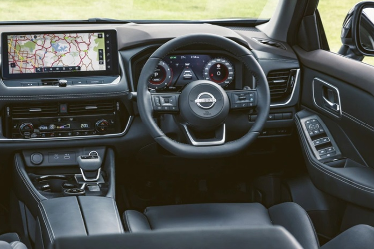 Khả năng cao Nissan X-Trail sẽ được trang bị động cơ 2.4L 4 xy lanh hút gió tự nhiên với 2 mô tơ điện và pin lithium-ion 22,7 kWh. Hệ truyền động này tương tự Outlander PHEV và bản này có tầm vận hành thuần điện là 86 km.