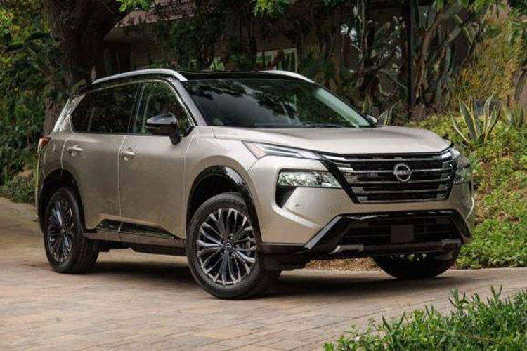 Tuy nhiên, đây chỉ là cấu hình hybrid bổ trợ, khác biệt so với phiên bản hybrid sạc điện mà Nissan đang phát triển. Theo thông tin từ tờ Best Car của Nhật Bản có khả năng phiên bản X-Trail PHEV cũng sẽ được giới thiệu tại Nhật Bản và châu Âu.