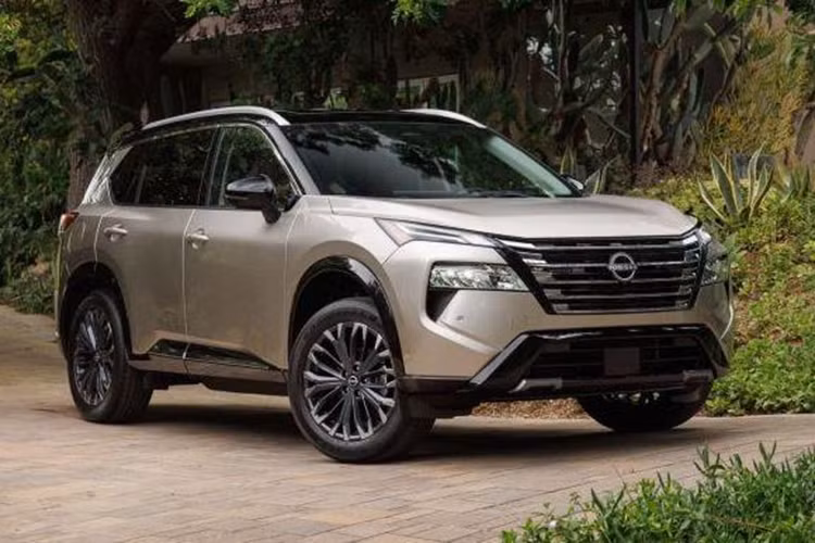 Tuy nhiên, đây chỉ là cấu hình hybrid bổ trợ, khác biệt so với phiên bản hybrid sạc điện mà Nissan đang phát triển. Theo thông tin từ tờ Best Car của Nhật Bản có khả năng phiên bản X-Trail PHEV cũng sẽ được giới thiệu tại Nhật Bản và châu Âu.