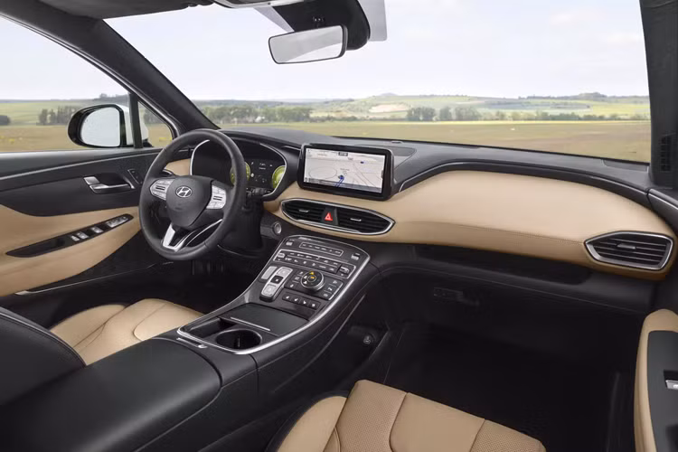 Đối với các xe nằm trong diện triệu hồi có thể tới đại lý để được thay thế miễn phí loại camera nâng cấp này. Hyundai và các nhà cung cấp của hãng đã biết vấn đề này từ lâu và một phiên bản camera mới đã có, với chất lượng tốt hơn và đã được sử dụng trên xe mới sản xuất từ tháng 4/2022. Đối với các xe nằm trong diện triệu hồi có thể tới đại lý để được thay thế miễn phí loại camera nâng cấp này. Hyundai không phải hãng xe ôtô đầu tiên triệu hồi vì lỗi camera lùi. Trước đó, Tesla đã phải ban hành lệnh thu hồi vì lý do tương tự vào đầu năm nay. Hay Ford, Honda, Porsche, Bentley, Jeep, Ram, Audi, VW, Kia, Infiniti... đều gặp sự cố với công nghệ camera chiếu hậu.