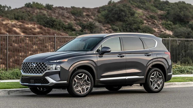 Hyundai triệu hồi 226.118 xe SantaFe và Elantral lỗi camera lùi. Nguyên nhân được cho là bởi nhiệt độ cao do camera tạo ra trong quá trình hoạt động có thể tạo ra vết nứt, gây mất tín hiệu. Điều này gây rất nhiều khó khăn cho người lái trong quá trình lùi xe. Cho đến nay, Hyundai chưa nhận được thông tin về bất kỳ vụ tai nạn, thương tích hoặc thiệt hại tài sản nào do sự cố này gây ra. Mặt khác, tiêu chuẩn xe cơ giới liên bang tại Hoa Kỳ yêu cầu tất cả xe mới bán ra từ tháng 5/2018 phải có camera chiếu hậu hoạt động.