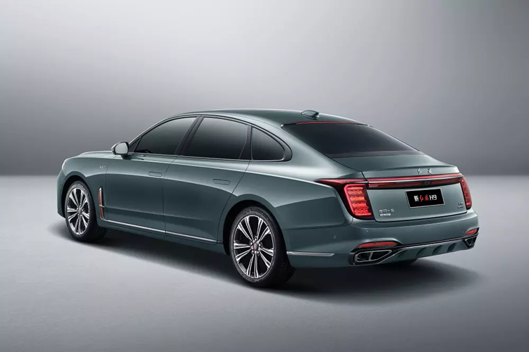 Tại thị trường Việt Nam, Hồng Kỳ HS5 có 3 phiên bản là Basic, Comfortable và Flagship với giá bán dao động từ 780 - 870 triệu đồng. Tuy nhiên, Hồng Kỳ HS5 tại Việt Nam thuộc phiên bản cũ, ra đời từ năm 2019. Trong năm ngoái, mẫu xe này đã được bổ sung phiên bản mới ở thị trường Trung Quốc.