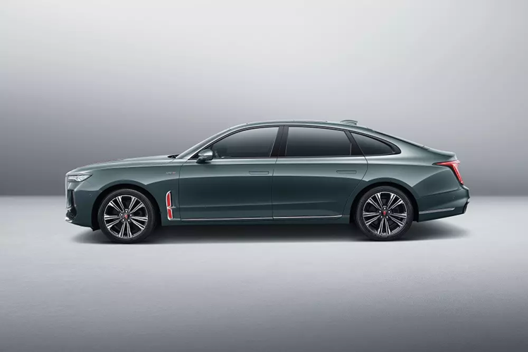 Thay đổi tiếp theo của Hồng Kỳ H9 2024 nằm ở cản trước và vành la-zăng. Bộ vành của xe sẽ thay đổi thiết kế tùy theo phiên bản. Ở khu vực đuôi xe, mẫu sedan này được bổ sung cản sau mới với bộ khuếch tán gió bên dưới. Trong khi đó, đèn hậu và ống xả của xe vẫn giữ nguyên thiết kế cũ.