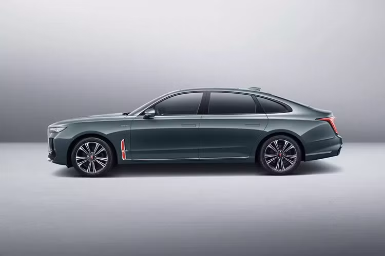 Thay đổi tiếp theo của Hồng Kỳ H9 2024 nằm ở cản trước và vành la-zăng. Bộ vành của xe sẽ thay đổi thiết kế tùy theo phiên bản. Ở khu vực đuôi xe, mẫu sedan này được bổ sung cản sau mới với bộ khuếch tán gió bên dưới. Trong khi đó, đèn hậu và ống xả của xe vẫn giữ nguyên thiết kế cũ.