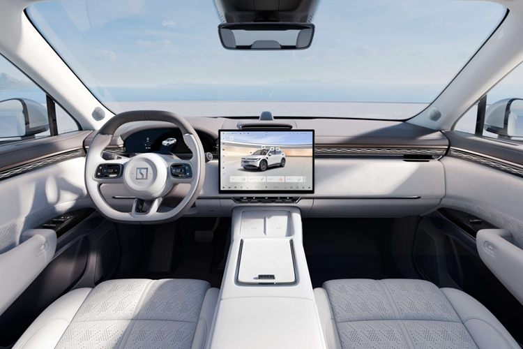 Chưa có hình ảnh nội thất nào của phiên bản nước ngoài xuất hiện. Nhưng có thể sẽ không có thay đổi lớn nào so với phiên bản Trung Quốc. Zeekr 7X của châu Âu dự kiến sẽ chia sẻ cùng ngôn ngữ thiết kế tối giản và hiện đại. Dự kiến sẽ có màn hình điều khiển trung tâm nổi, cửa sổ trời toàn cảnh và màn hình đa phương tiện cho hàng ghế sau.