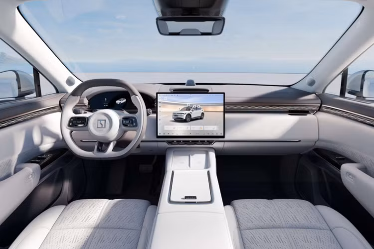 Chưa có hình ảnh nội thất nào của phiên bản nước ngoài xuất hiện. Nhưng có thể sẽ không có thay đổi lớn nào so với phiên bản Trung Quốc. Zeekr 7X của châu Âu dự kiến sẽ chia sẻ cùng ngôn ngữ thiết kế tối giản và hiện đại. Dự kiến sẽ có màn hình điều khiển trung tâm nổi, cửa sổ trời toàn cảnh và màn hình đa phương tiện cho hàng ghế sau.