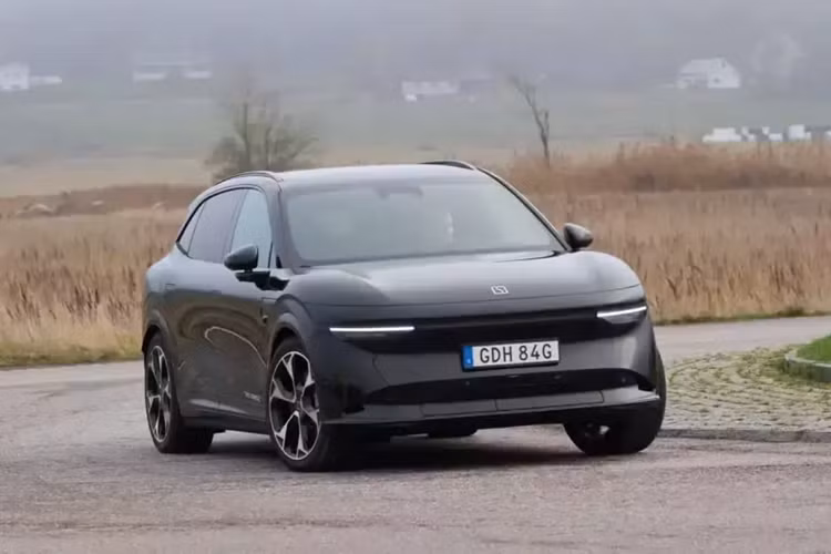 Một loạt hình ảnh thử nghiệm đường bộ không ngụy trang của mẫu xe Zeekr 7X 2025 tại Châu Âu đã xuất hiện. Chiếc xe này dự kiến sẽ chính thức ra mắt tại thị trường Châu Âu vào năm 2025, mặc dù chưa có mốc thời gian cụ thể nào được tiết lộ.