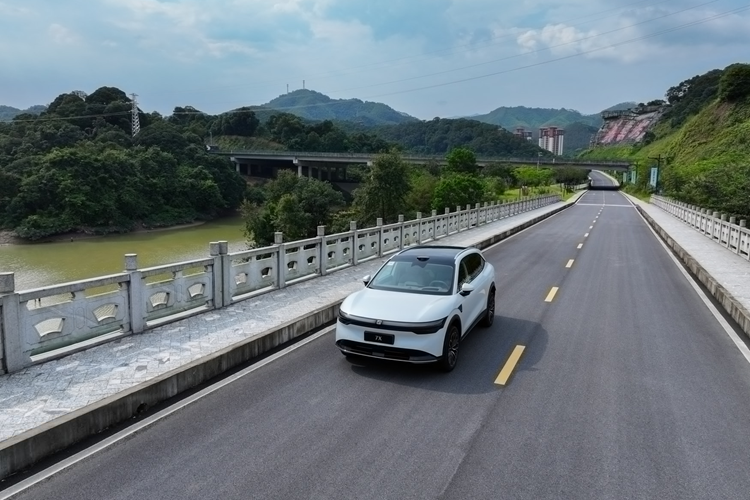 Vẫn còn phải chờ xem phiên bản Zeekr 7X ở nước ngoài có được điều chỉnh thêm công suất để đáp ứng nhu cầu của thị trường từng nước hay không. Giá xe Zeekr 7X 2025 phiên bản Trung Quốc là 229.000 nhân dân tệ (31.700 đô la), cộng thêm chi phí vận chuyển và thuế EU, giá bán tại châu Âu dự kiến sẽ cao hơn đáng kể.