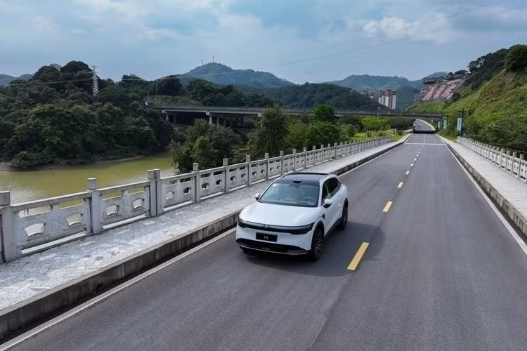 Vẫn còn phải chờ xem phiên bản Zeekr 7X ở nước ngoài có được điều chỉnh thêm công suất để đáp ứng nhu cầu của thị trường từng nước hay không. Giá xe Zeekr 7X 2025 phiên bản Trung Quốc là 229.000 nhân dân tệ (31.700 đô la), cộng thêm chi phí vận chuyển và thuế EU, giá bán tại châu Âu dự kiến sẽ cao hơn đáng kể.