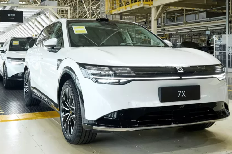 Ngoài ra, xe thử nghiệm còn có bánh xe 6 chấu được thiết kế mới. Kích thước của mẫu xe Zeekr 7X tại châu Âu dự kiến sẽ không khác gì xe đang bán ở Trung Quốc, bao gồm chiều dài, chiều rộng và chiều cao lần lượt sẽ là 4825/1930/1656 mm, với chiều dài cơ sở là 2925 mm.