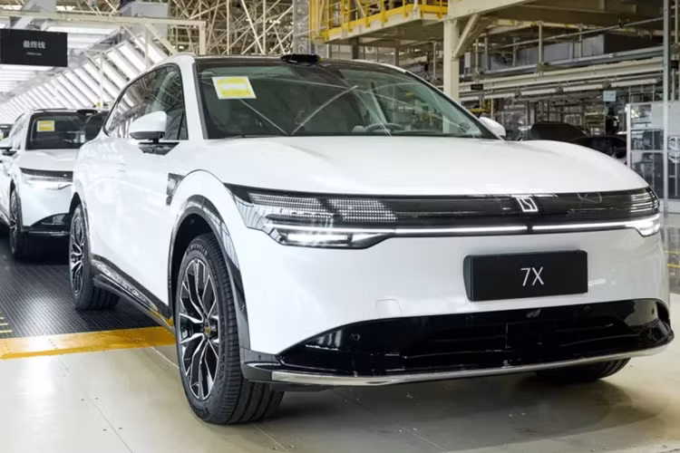 Ngoài ra, xe thử nghiệm còn có bánh xe 6 chấu được thiết kế mới. Kích thước của mẫu xe Zeekr 7X tại châu Âu dự kiến sẽ không khác gì xe đang bán ở Trung Quốc, bao gồm chiều dài, chiều rộng và chiều cao lần lượt sẽ là 4825/1930/1656 mm, với chiều dài cơ sở là 2925 mm.