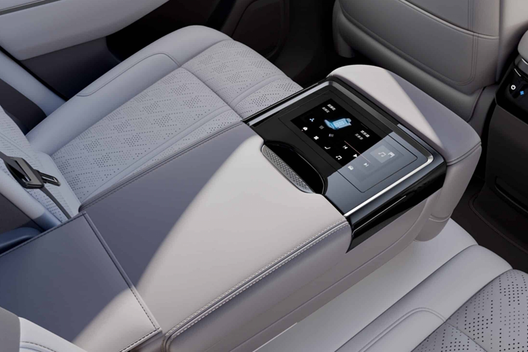 Xe có cốp sau 616 lít và cốp trước 62 lít để chứa đồ. Zeekr 7X được xây dựng trên kiến trúc mô-đun SEA hỗ trợ một loạt các xe điện Geely, chẳng hạn như Zeekr 001 và Zeekr 007. Xe có cả cấu hình dẫn động cầu sau và dẫn động bốn bánh và được lắp đặt nền tảng điện áp cao 800V.