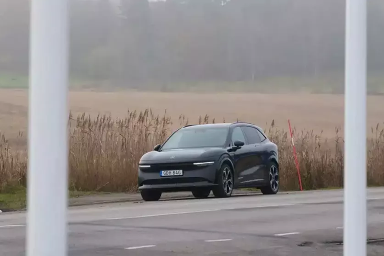 Từ những hình ảnh thử nghiệm trên đường, phiên bản Zeekr 7X ở nước ngoài vẫn giữ nguyên thiết kế gần như giống hệt phiên bản trong nước. Tuy nhiên, những điểm khác biệt chính bao gồm việc không có dải đèn tích hợp và LiDAR như ở các mẫu xe thị trường Trung Quốc.