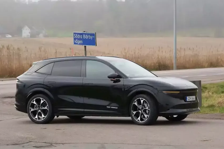 Zeekr 7X là một chiếc SUV crossover cỡ trung lần đầu tiên được ra mắt vào tháng 9 năm 2024 tại Trung Quốc với mức giá từ 229.900 nhân dân tệ đến 266.900 nhân dân tệ (31.700 USD đến 37.000 USD).