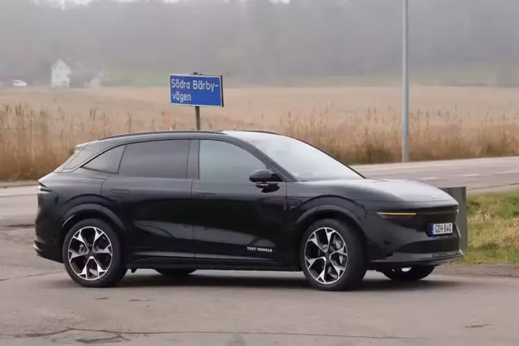 Zeekr 7X là một chiếc SUV crossover cỡ trung lần đầu tiên được ra mắt vào tháng 9 năm 2024 tại Trung Quốc với mức giá từ 229.900 nhân dân tệ đến 266.900 nhân dân tệ (31.700 USD đến 37.000 USD).