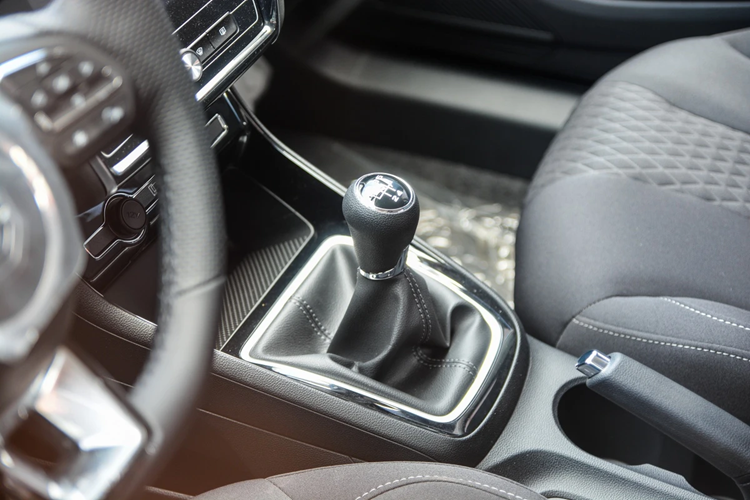 New MG5 phiên bản thấp nhất dùng hộp số sàn 5 cấp. Động cơ vẫn là loại xăng 1.5L, cho công suất 113 mã lực tại 6.000 vòng/phút và mô-men xoắn cực đại 150 Nm tại 4.500 vòng/phút.