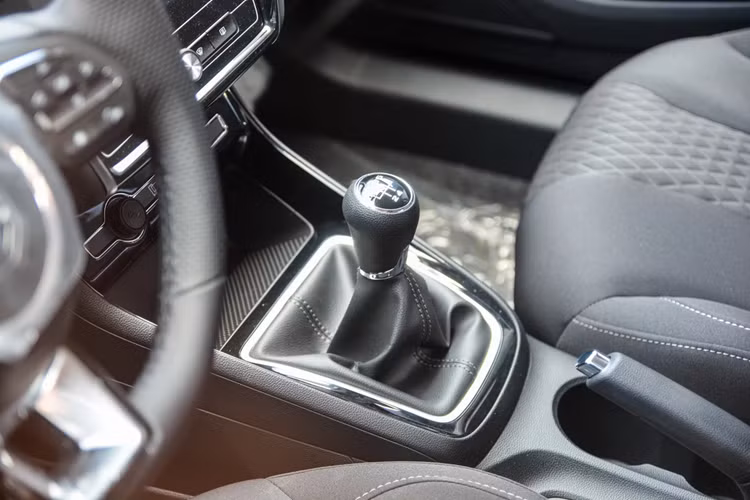 New MG5 phiên bản thấp nhất dùng hộp số sàn 5 cấp. Động cơ vẫn là loại xăng 1.5L, cho công suất 113 mã lực tại 6.000 vòng/phút và mô-men xoắn cực đại 150 Nm tại 4.500 vòng/phút.