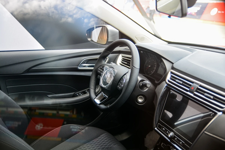 New MG5 có nội thất mang tone màu đen và không có nhiều điểm đáng chú ý. Xe được trang bị chìa khóa cơ, ghế bọc nỉ, màn hình giải trí 8 inch, dàn âm thanh 4 loa...