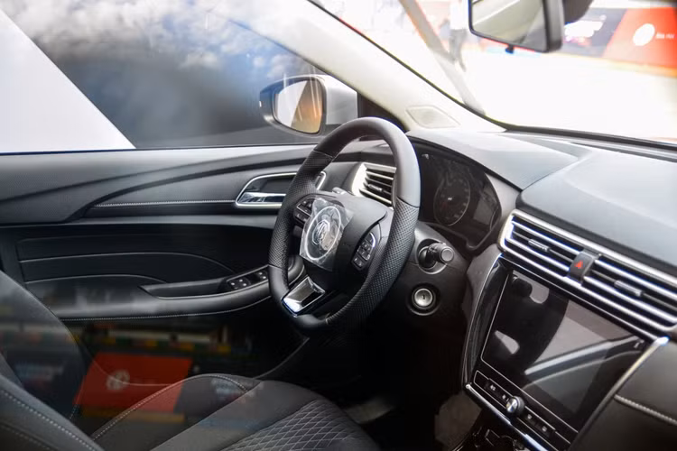 New MG5 có nội thất mang tone màu đen và không có nhiều điểm đáng chú ý. Xe được trang bị chìa khóa cơ, ghế bọc nỉ, màn hình giải trí 8 inch, dàn âm thanh 4 loa...