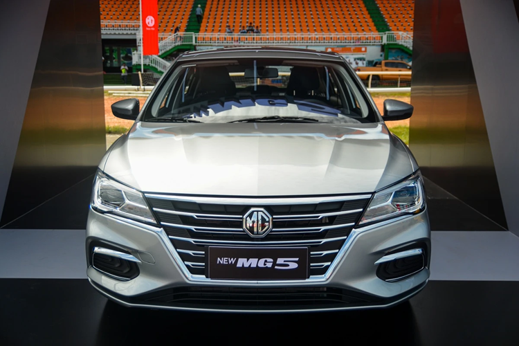 New MG5 có giá bán khởi điểm 399 triệu đồng, bản đắt nhất CVT Del có giá 499 triệu đồng. Mức giá này rõ ràng thấp hơn tất cả mẫu xe trong phân khúc sedan hạng C, thậm chí New MG5 còn cạnh tranh với những đối thủ trong phân khúc A và B. Điểm yếu của mẫu xe này là đến từ Trung Quốc, cùng với đó là trang bị có phần "nghèo nàn".