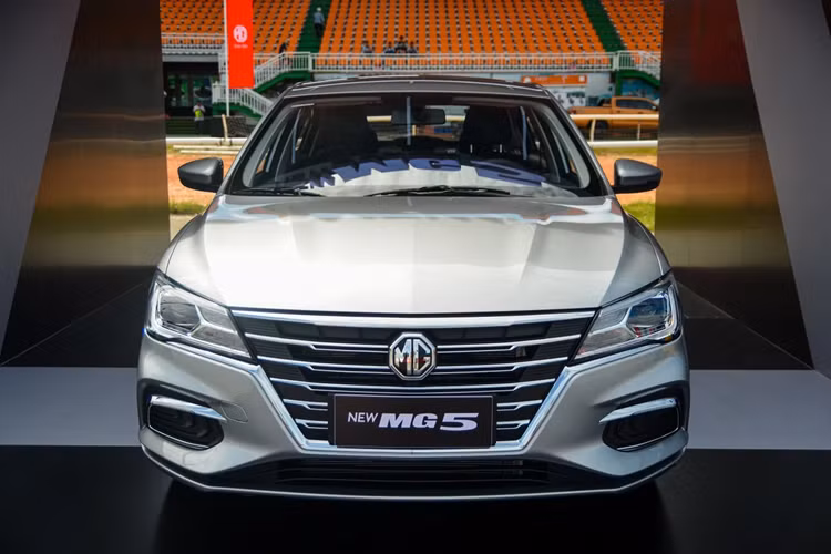 New MG5 có giá bán khởi điểm 399 triệu đồng, bản đắt nhất CVT Del có giá 499 triệu đồng. Mức giá này rõ ràng thấp hơn tất cả mẫu xe trong phân khúc sedan hạng C, thậm chí New MG5 còn cạnh tranh với những đối thủ trong phân khúc A và B. Điểm yếu của mẫu xe này là đến từ Trung Quốc, cùng với đó là trang bị có phần "nghèo nàn".
