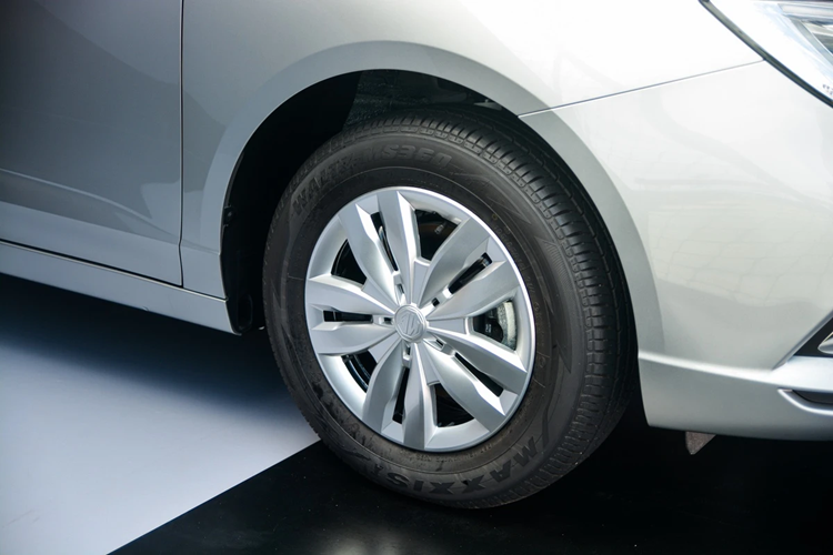 La-zăng thép thiết kế tối giản kích thước 15 inch, tương đương các mẫu sedan hạng A, B. Xe dùng bộ lốp Maxxis cỡ 195/65. Hệ thống phanh kết hợp dạng đĩa phía trước và tang trống phía sau.
