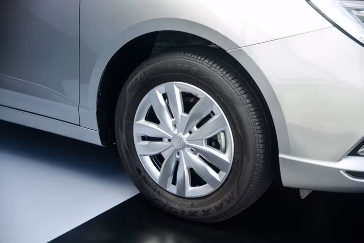 La-zăng thép thiết kế tối giản kích thước 15 inch, tương đương các mẫu sedan hạng A, B. Xe dùng bộ lốp Maxxis cỡ 195/65. Hệ thống phanh kết hợp dạng đĩa phía trước và tang trống phía sau.