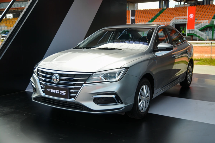 Dù có tiền tố "New" trong tên gọi, mẫu xe này không phải là thế hệ mới của dòng MG5 đang bán tại Việt Nam. New MG5 được nhập từ Trung Quốc thay vì Thái Lan như MG5, đây có thể xem là mẫu xe "song sinh" với Roewe i5 được SAIC Motor phân phối tại Trung Quốc từ năm 2017.