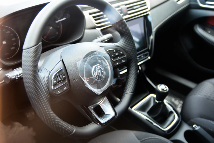 Công nghệ an toàn trên mẫu xe này dừng ở mức cơ bản với 2 túi khí, hệ thống phanh ABS/EBD, cảm biến và camera lùi.