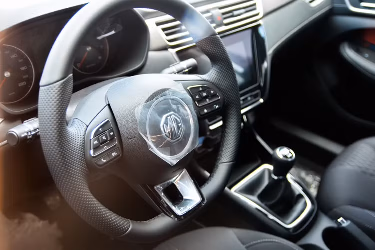 Công nghệ an toàn trên mẫu xe này dừng ở mức cơ bản với 2 túi khí, hệ thống phanh ABS/EBD, cảm biến và camera lùi.