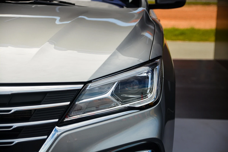 Thuộc phân khúc xe giá rẻ nên New MG5 bản thấp chỉ dùng đèn chính loại halogen kết hợp cùng gương cầu. Dải đèn định vị và đèn hậu dùng công nghệ LED.