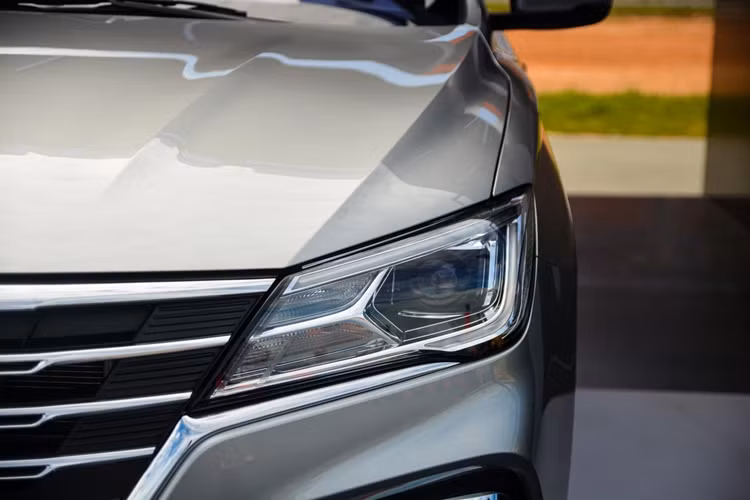 Thuộc phân khúc xe giá rẻ nên New MG5 bản thấp chỉ dùng đèn chính loại halogen kết hợp cùng gương cầu. Dải đèn định vị và đèn hậu dùng công nghệ LED.