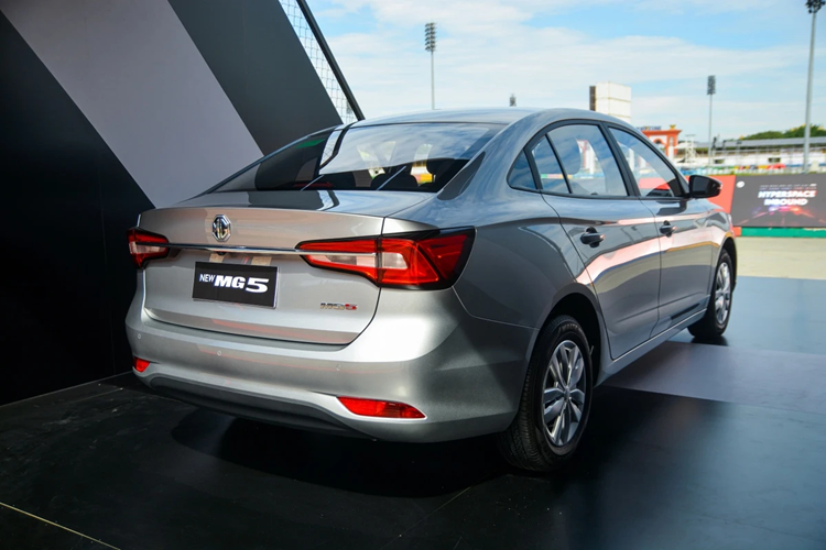 New MG5 có thể xem là lựa chọn phù hợp với nhóm khách hàng kinh doanh dịch vụ vận tải, cần một chiếc xe giá rẻ, rộng rãi và không quan tâm quá nhiều đến những công nghệ an toàn.