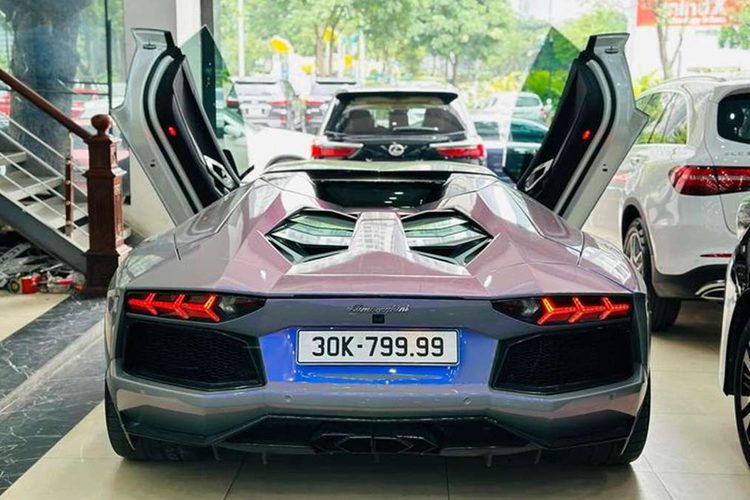 Theo đó, mức giá xe Lamborghini Aventador mà người bán mong muốn “sang tay” là 22 tỷ đồng, bao gồm cả chiếc biển số “tứ quý 9”, 30K-799.99. Được biết, chiếc biển số siêu VIP này từng trúng đấu giá với tiền lên tới 4,03 tỷ đồng vào phiên đấu giá ngày 16/12/2023.