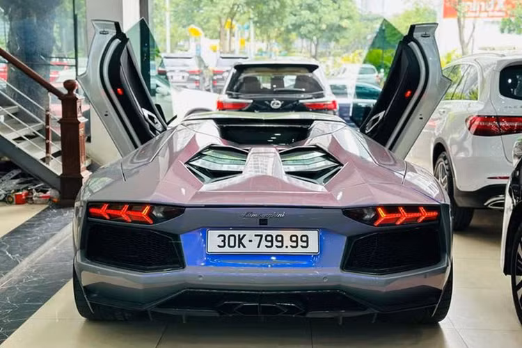 Theo đó, mức giá xe Lamborghini Aventador mà người bán mong muốn “sang tay” là 22 tỷ đồng, bao gồm cả chiếc biển số “tứ quý 9”, 30K-799.99. Được biết, chiếc biển số siêu VIP này từng trúng đấu giá với tiền lên tới 4,03 tỷ đồng vào phiên đấu giá ngày 16/12/2023.