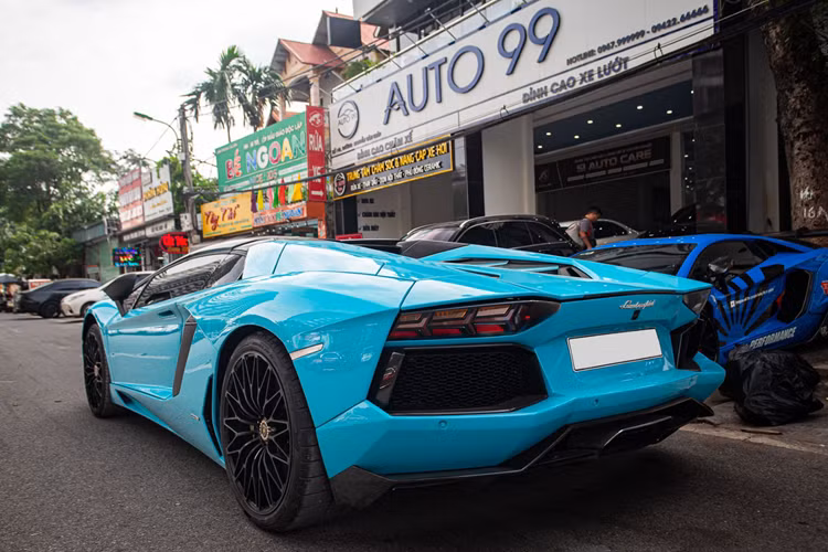 Xe có 3 chế độ lái khác nhau là Strada, Sport và Corsa. Để tăng thêm tính "kích thích", Lamborghini còn trang bị cho dòng xe này cửa kính chỉnh điện, cho phép âm thanh động cơ "tràn" vào cabin. Hệ thống ống xả kép được chế tạo từ sợi carbon giúp xe tối ưu độ cứng cùng trọng lượng nhẹ.