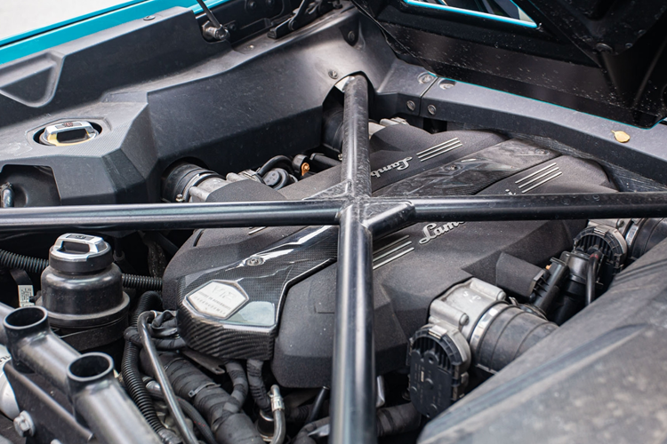 "Trái tim" của siêu phẩm Lamborghini Aventador LP 750-4 SV Roadster là khối động cơ V12 6.5L cải tiến, mạnh hơn 49 mã lực so với mẫu Aventador tiêu chuẩn, tạo ra công suất lên đến 740 mã lực tại 8.400 vòng/phút và mô-men xoắn cực đại 690Nm.