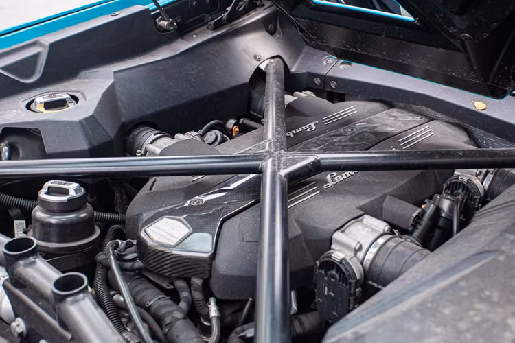 "Trái tim" của siêu phẩm Lamborghini Aventador LP 750-4 SV Roadster là khối động cơ V12 6.5L cải tiến, mạnh hơn 49 mã lực so với mẫu Aventador tiêu chuẩn, tạo ra công suất lên đến 740 mã lực tại 8.400 vòng/phút và mô-men xoắn cực đại 690Nm.