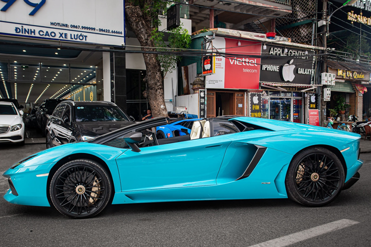 Mỗi nửa của mui cứng trên siêu xe Lamborghini Aventador SV Roadster chỉ nặng chưa tới 6 kg và có thể nằm gọn trong khoang hành lý phía sau. Đặc biệt hơn là tuy có mức giá không hề nhỏ nhưng mui xe lại có thiết kế đóng/mở kiểu thủ công.