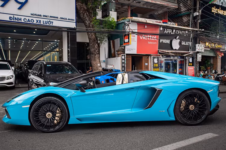 Mỗi nửa của mui cứng trên siêu xe Lamborghini Aventador SV Roadster chỉ nặng chưa tới 6 kg và có thể nằm gọn trong khoang hành lý phía sau. Đặc biệt hơn là tuy có mức giá không hề nhỏ nhưng mui xe lại có thiết kế đóng/mở kiểu thủ công.