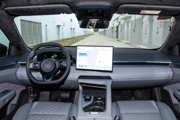 Màn hình giải trí cỡ lớn 15,6 inch giờ đây có thể xoay trái phải, màn hình hiển thị thực tế tăng cường 35,5 inch và chip xử lý Snapdragon 8295 dành cho ô tô. Ghế xe cũng được bổ sung chức năng massage giúp người dùng thư thái, thoải mái hơn khi ngồi.