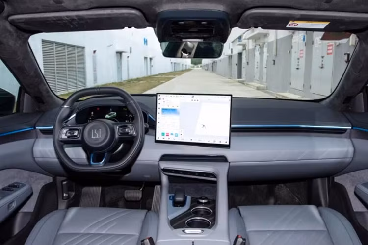 Màn hình giải trí cỡ lớn 15,6 inch giờ đây có thể xoay trái phải, màn hình hiển thị thực tế tăng cường 35,5 inch và chip xử lý Snapdragon 8295 dành cho ô tô. Ghế xe cũng được bổ sung chức năng massage giúp người dùng thư thái, thoải mái hơn khi ngồi.