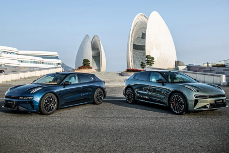 Zeekr 001 được cung cấp tới hai tùy chọn pin. Thứ nhất là pin LFP có công suất 95 kWh cho phạm vi hoạt động lên đến 675 km. Thứ hai là pin NMC có công suất 100 kWh cho phạm vi hoạt động từ 705 – 750 km (tùy thuộc vào loại truyền động).