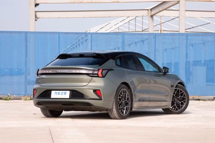 Zeekr 001 mới sử dụng nền tảng 800V. Nhờ công nghệ này, nó hỗ trợ sạc V2V với công suất cực đại là 60 kW. Điều đó có nghĩa là Zeekr 001 có thể sạc cho một chiếc EV khác bằng nguồn điện của một trạm sạc DC trung bình. Với pin LFP, Zeekr 001 có thể sạc từ 10 đến 80% chỉ trong 11,5 phút nhờ hệ thống 5C.