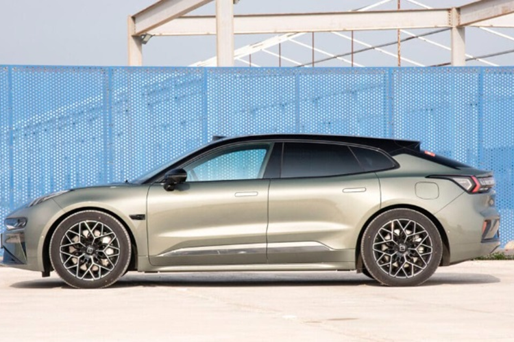 Cung cấp sức mạnh cho Zeekr 001 mới là động cơ điện cho công suất 416 mã lực ở trục sau, mượn từ Zeekr 001 FR. Biến thể 4WD còn có thêm một động cơ ở trục trước cho công suất 362 mã lực. Zeekr 001 mới có thể tăng tốc lên tới 100 km/h chỉ trong 3,3 giây.