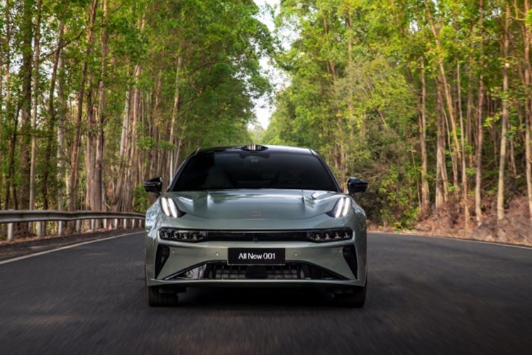 Không chỉ có cửa sổ trời toàn cảnh đổi màu với thiết kế độc đáo mà ở phiên bản mới này, Zeekr 001 còn được trang bị cửa chỉnh điện và hệ thống treo khí nén hai buồng đi cùng hệ thống kiểm soát giảm xóc liên tục CDC.