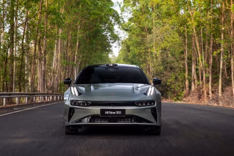 Không chỉ có cửa sổ trời toàn cảnh đổi màu với thiết kế độc đáo mà ở phiên bản mới này, Zeekr 001 còn được trang bị cửa chỉnh điện và hệ thống treo khí nén hai buồng đi cùng hệ thống kiểm soát giảm xóc liên tục CDC.