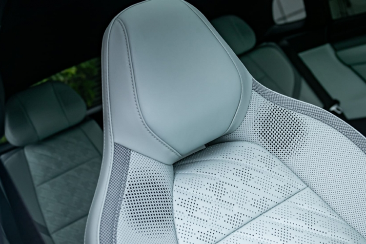 Từ quý II tới, Zeekr 001 sẽ được cập nhật thêm hệ thống lái tự động tiên tiến hỗ trợ hệ thống định vị thành phố NZP, hỗ trợ đỗ xe AVP và hệ thống LCC. Hệ thống này sẽ được cung cấp miễn phí cho những khách hàng đặt Zeekr 001 trước ngày 31/3.